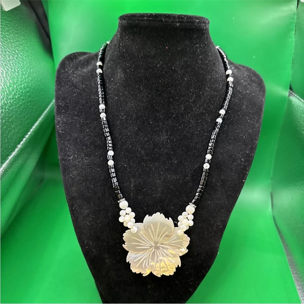 Vintage Lee Sands Mother of Pearl Carved Floral Pendant Necklace - Picture 2 of 7